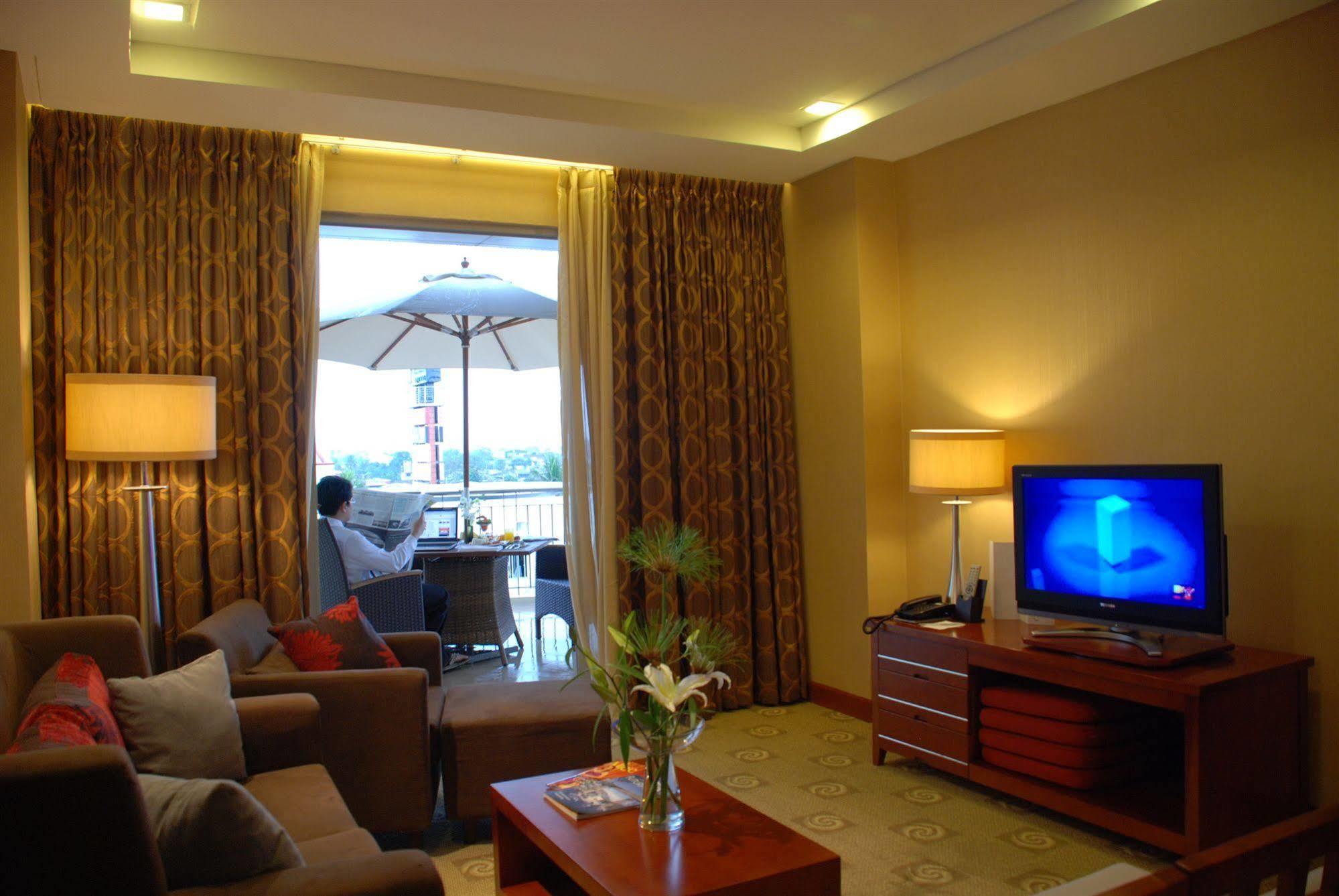 The Avenue Plaza Hotel Naga  Esterno foto